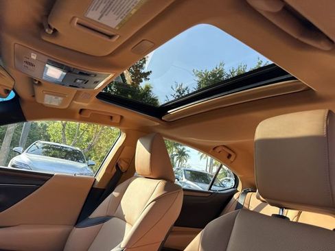 Used 2025 Lexus ES 300h w/ Premium Package FWD image 22