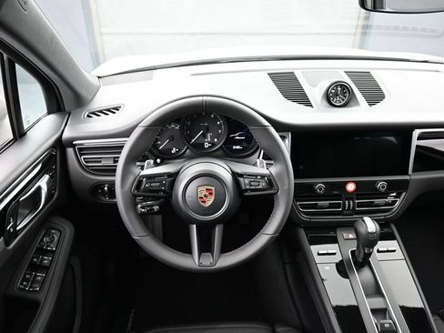 Certified 2026 Porsche Macan AWD/4WD image 17