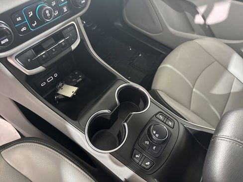 Used 2022 GMC Terrain SLT FWD image 21