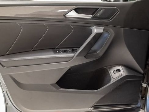 Used 2023 Volkswagen Tiguan SE w/ Panoramic Sunroof Package FWD image 8