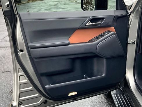 Used 2025 Lexus GX 550 w/ Accessory Package (2T) image 22