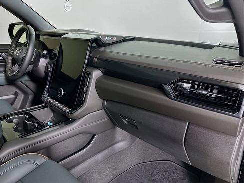 Used 2025 GMC Yukon AT4 w/ AT4 Premium Package image 33