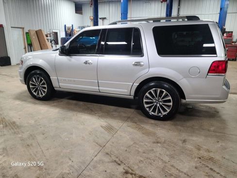 Used 2017 Lincoln Navigator Select image 6