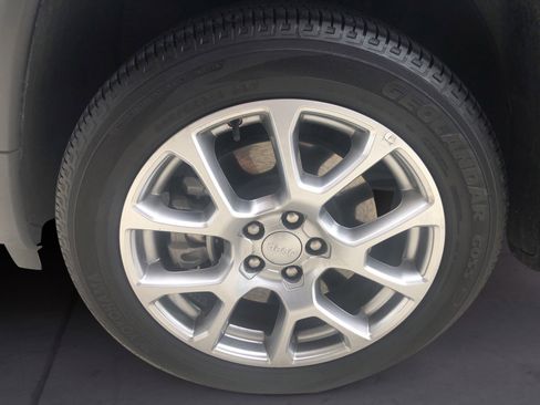 Used 2024 Jeep Compass Latitude image 15