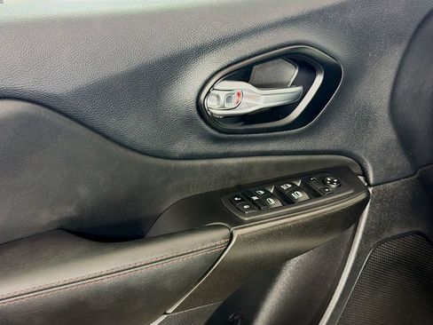 Used 2021 Jeep Cherokee Trailhawk AWD/4WD image 19