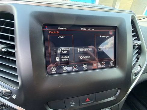 Used 2020 Jeep Cherokee Latitude Plus w/ Cold Weather Group AWD/4WD image 16