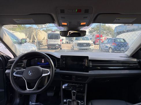 Used 2025 Volkswagen Jetta SE image 27