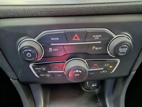 Used 2019 Dodge Charger SXT w/ Leather Interior Group RWD image 18