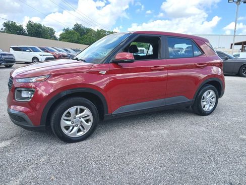 Used 2021 Hyundai Venue SE FWD image 3