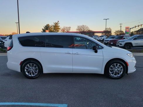 New 2026 Chrysler Pacifica Limited w/ Uconnect Theater Family Group image 3