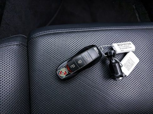 Used 2021 Porsche Macan AWD/4WD image 33