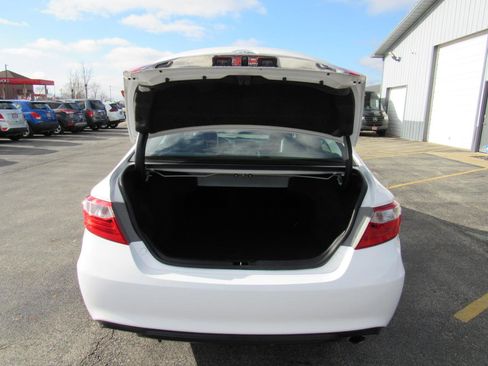 Used 2017 Toyota Camry SE w/ Moonroof Package image 32