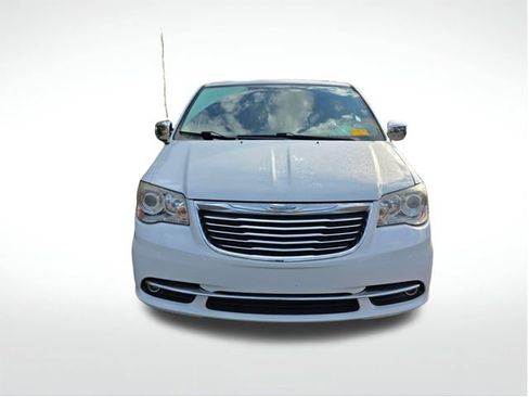 Used 2015 Chrysler Town & Country Limited Platinum image 3
