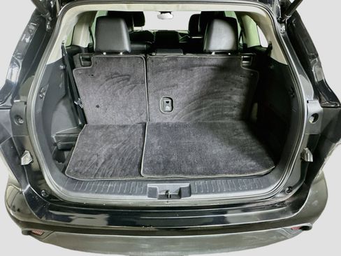 Used 2021 Toyota Highlander XLE FWD image 31