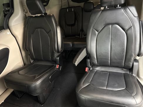 Used 2019 Chrysler Pacifica Touring-L FWD image 20