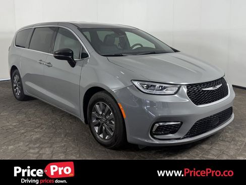Used 2025 Chrysler Pacifica Select FWD image 1