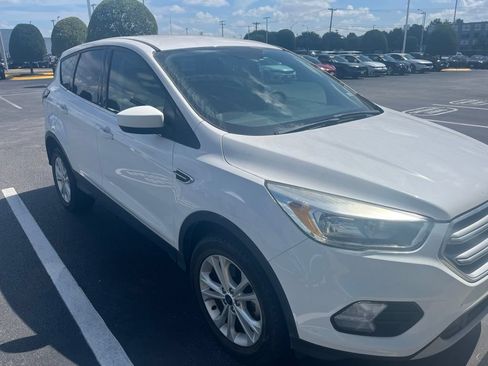 Used 2017 Ford Escape SE FWD image 3