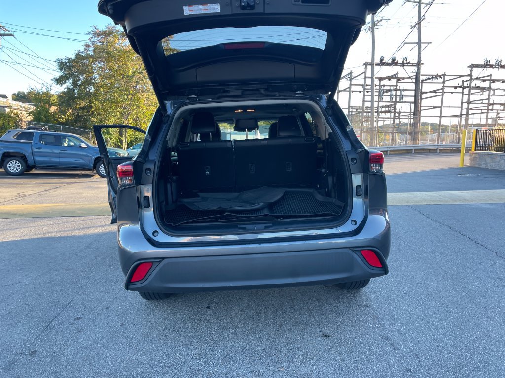 Used 2021 Toyota Highlander XLE AWD/4WD image 21