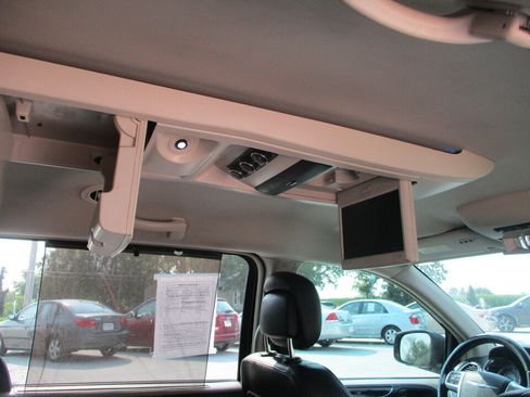 Used 2014 Chrysler Town & Country Touring FWD image 24