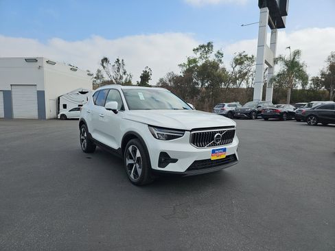 Used 2025 Volvo XC40 B5 Plus AWD/4WD image 3