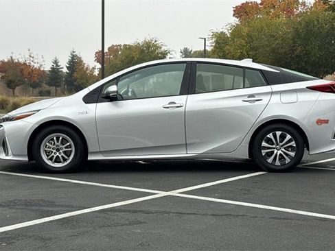 Used 2020 Toyota Prius Prime XLE image 9