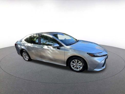Used 2025 Toyota Camry LE image 2