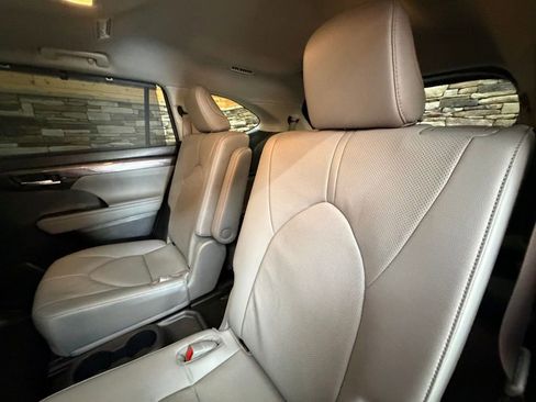 Used 2023 Toyota Highlander Limited AWD/4WD image 30