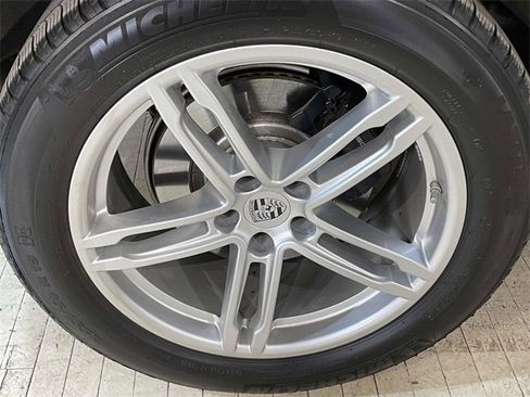 Certified 2025 Porsche Macan image 13