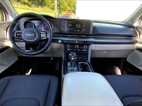 Used 2023 Kia Carnival LX image 14