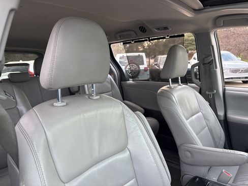 Used 2017 Toyota Sienna XLE image 13