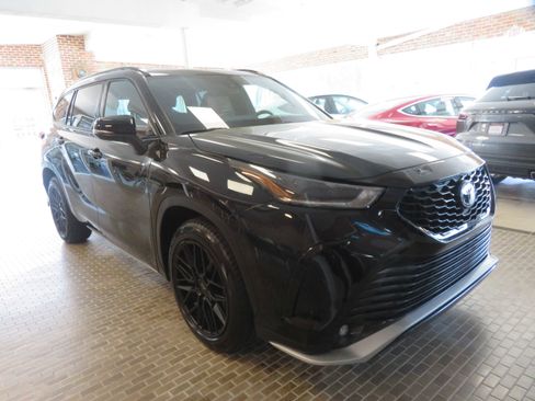 Used 2021 Toyota Highlander XSE image 3