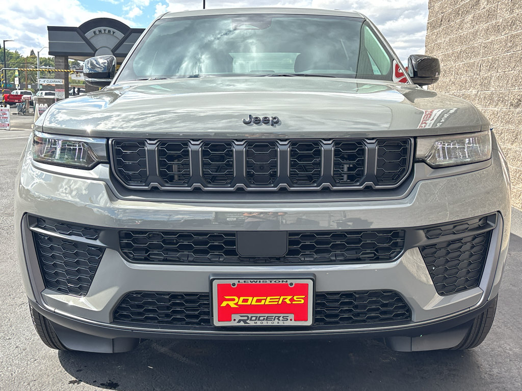 New 2027 Jeep Grand Cherokee Altitude AWD/4WD image 2
