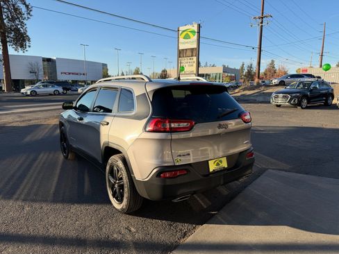 Used 2016 Jeep Cherokee Latitude image 4