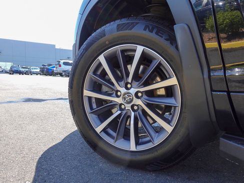 Used 2018 Toyota Highlander XLE AWD/4WD image 11