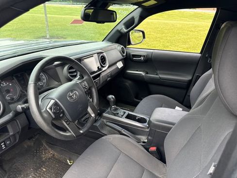 Used 2018 Toyota Tacoma TRD Sport AWD/4WD image 18