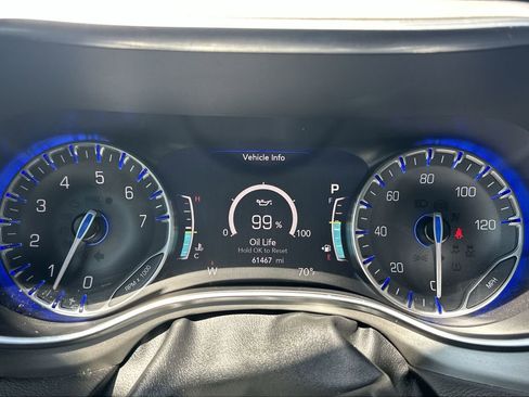 Used 2023 Chrysler Pacifica Limited w/ Uconnect Theater Family Group FWD image 22