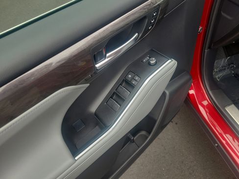 Certified 2025 Toyota Highlander Platinum image 13