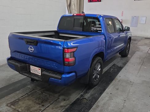 Used 2025 Nissan Frontier SV w/ SV Convenience Package RWD image 2