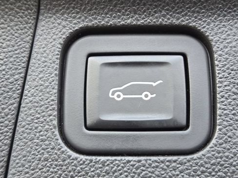 Used 2018 GMC Acadia Denali w/ Technology Package AWD/4WD image 22