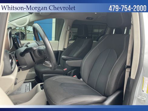 Used 2022 Chrysler Voyager LX image 9