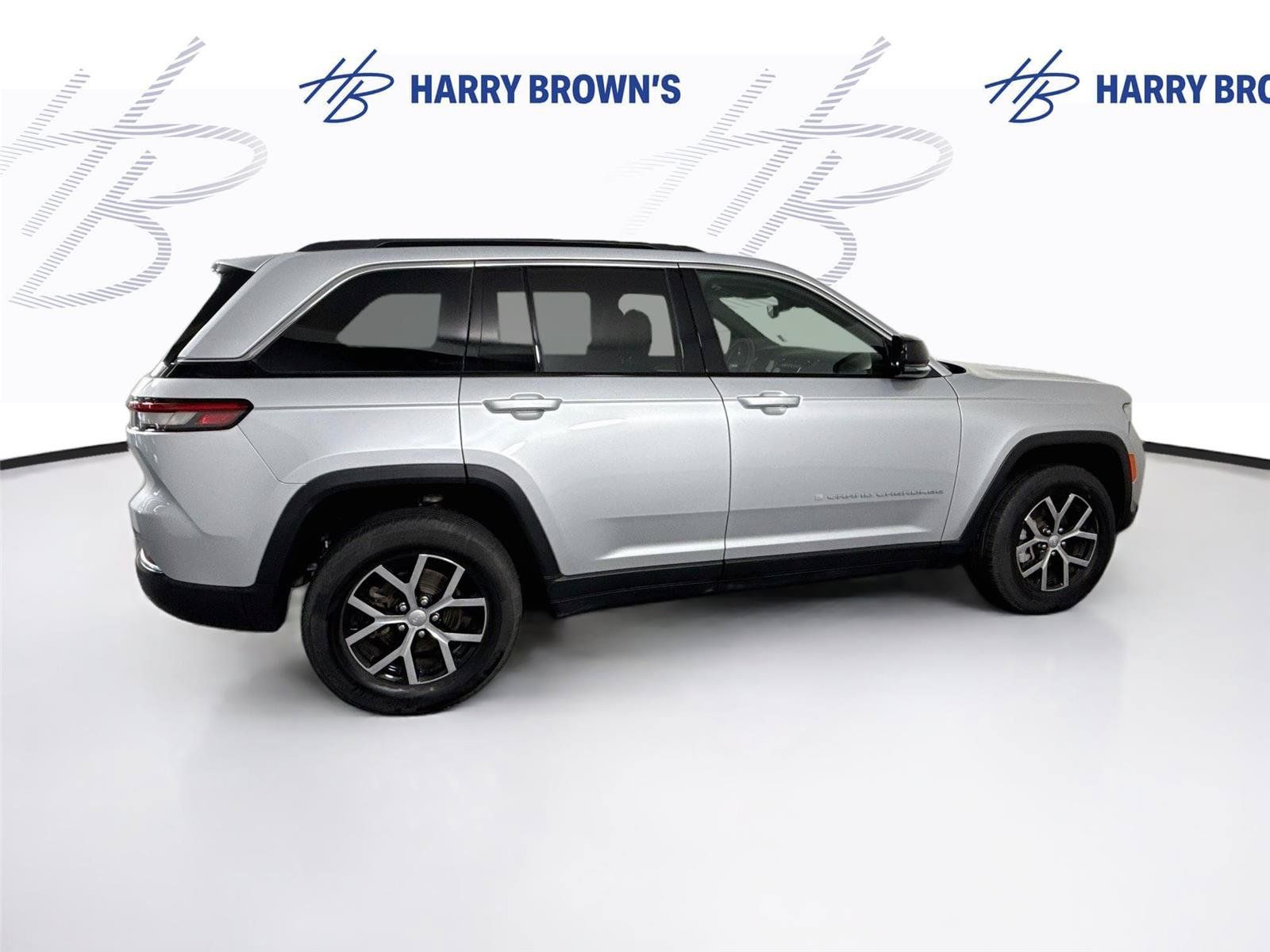 Used 2024 Jeep Grand Cherokee Limited w/ Trailer Tow Package AWD/4WD image 32