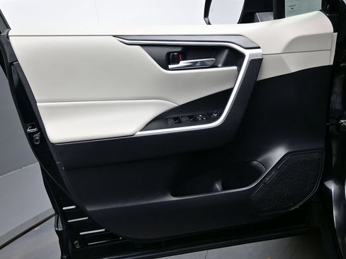 Used 2020 Toyota RAV4 XLE w/ XLE Grade Weather Package AWD/4WD image 9