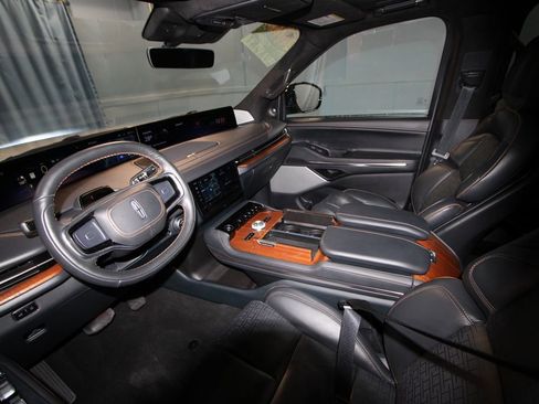 Used 2025 Lincoln Navigator Black Label image 2