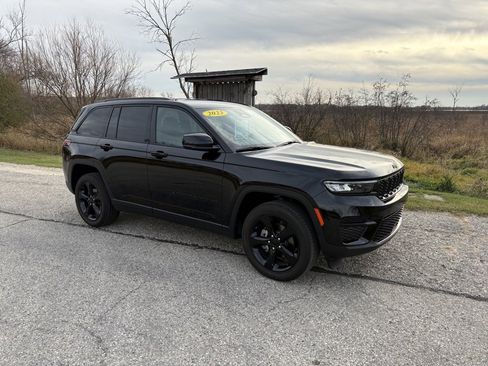 Used 2023 Jeep Grand Cherokee Altitude image 2