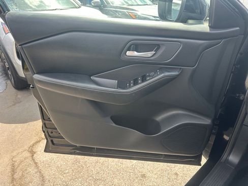 Used 2025 Nissan Rogue SV FWD image 18