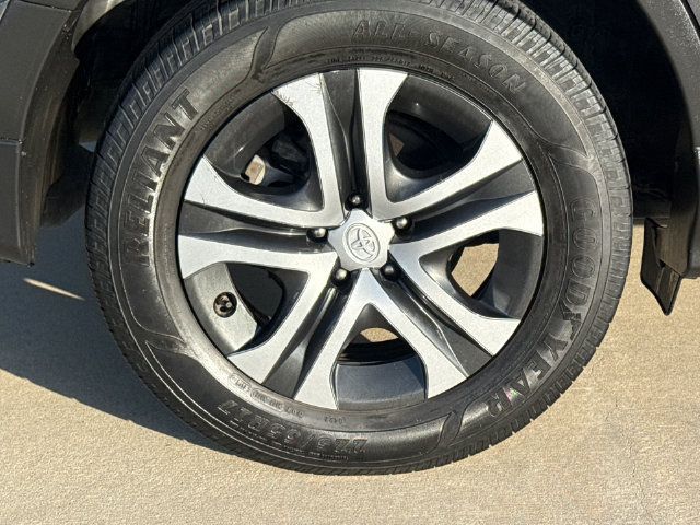 Used 2017 Toyota RAV4 LE FWD image 8