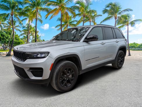 Used 2024 Jeep Grand Cherokee Altitude image 7