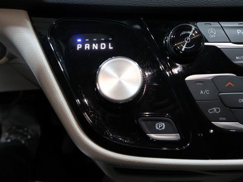 Used 2024 Chrysler Pacifica Touring-L image 36