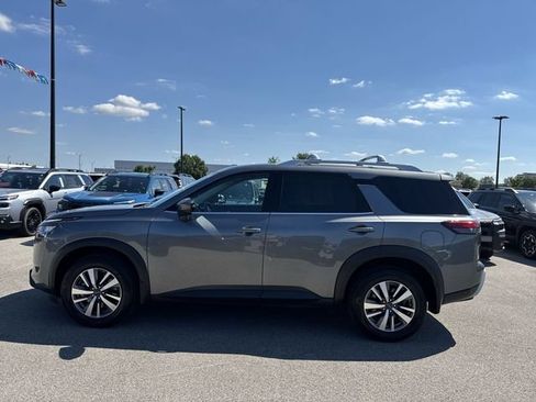 Used 2025 Nissan Pathfinder SL w/ Cargo Package AWD/4WD image 2