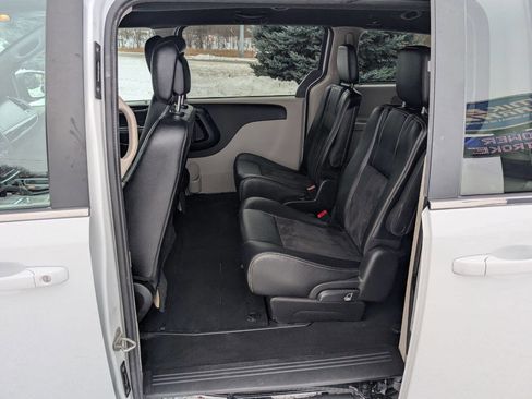 Used 2019 Dodge Grand Caravan SXT w/ Rear Park Assist Package image 14